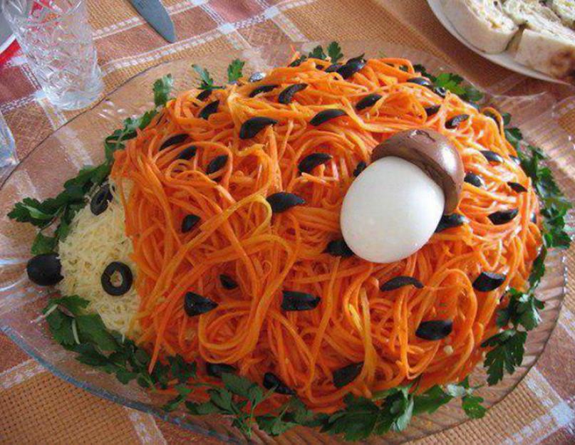Как сделать салат ежик с корейской морковкой. Простые рецепты: салат ежик с корейской морковкой. Делаем грибок из яйца