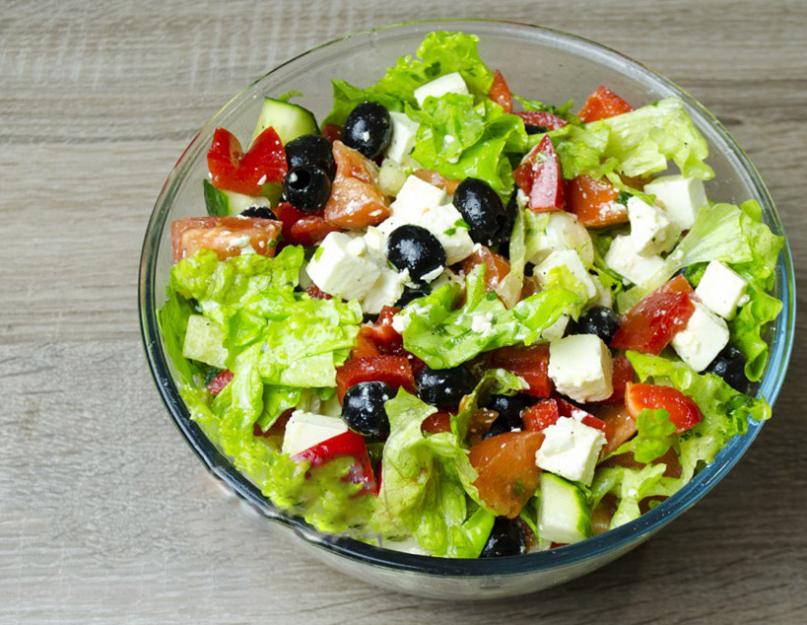 Что нужно на греческий салат. Греческий салат с брынзой. Хориатики с курицей и авокадо