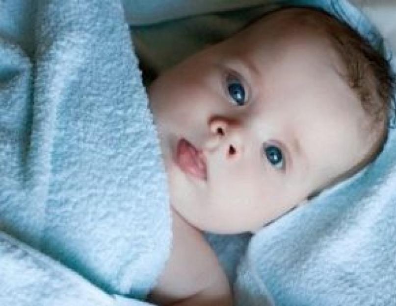 Новорожденный ребенок глазки. Дети с голубыми глазами. Синие глаза у новорожденного. Голубоглазый младенец мальчик. Новорожденный малыш с голубыми глазами.