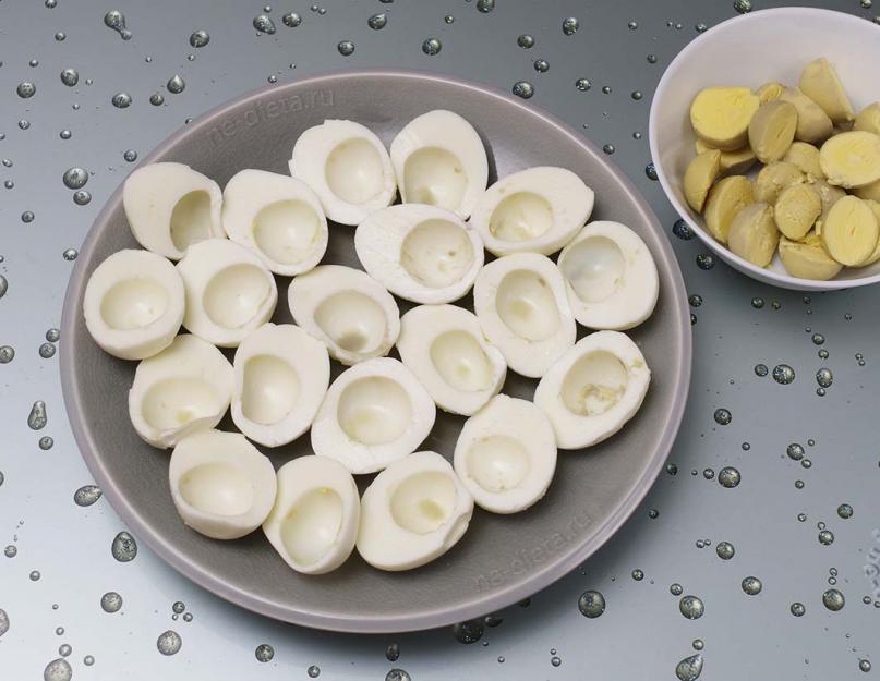  Фаршированные яйца с крабовыми палочками и сыром