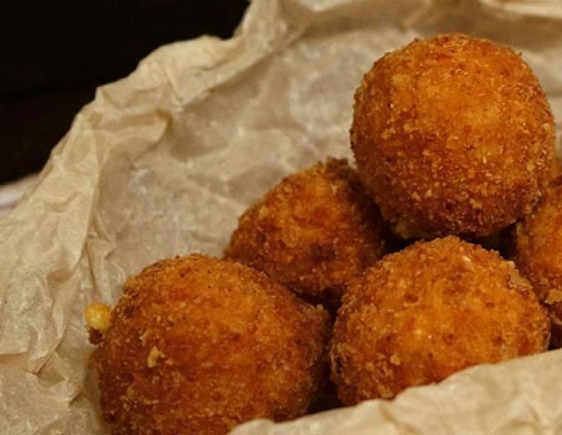 Snack-bars aux boulettes de fromage.  Fûts de fromage pour la bière.  option : avec des olives panées aux noix