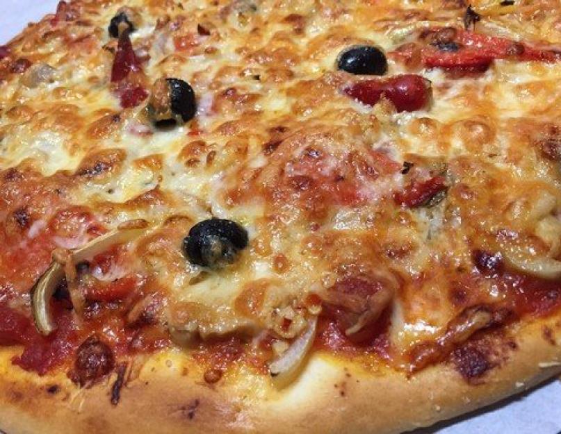 Пицца с колбасой сыром и помидорами. Пицца с колбасой и сыром в духовке