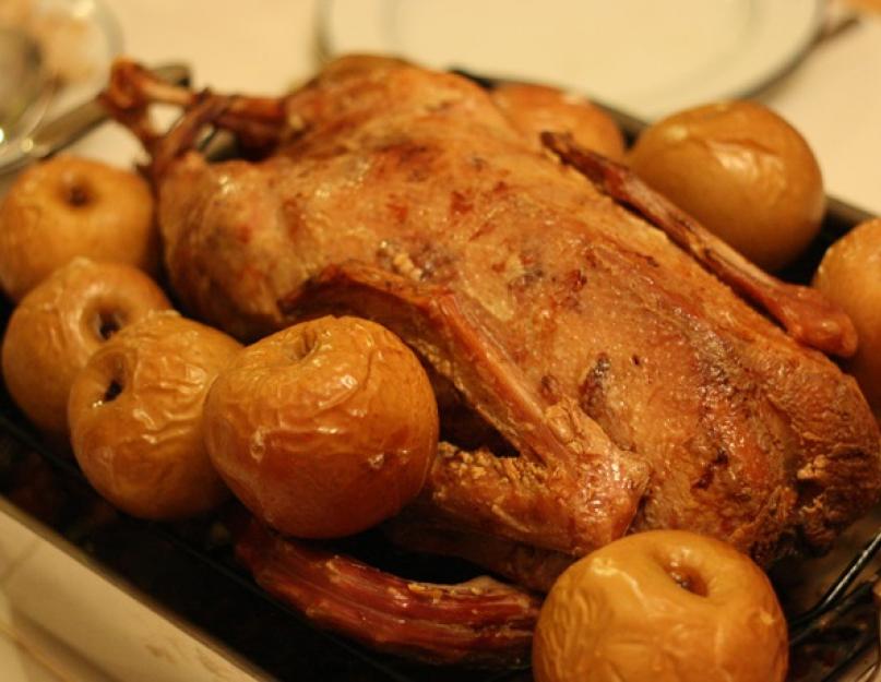 Рецепти блюд из мяса к новогоднему столу. Курица, фаршированная виноградом. Мясо тушеное с черносливом и томатами