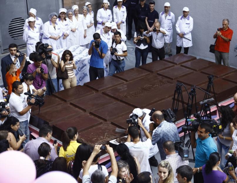 Самая большая плитка шоколада. Самая большая в мире шоколадка (13 фото)