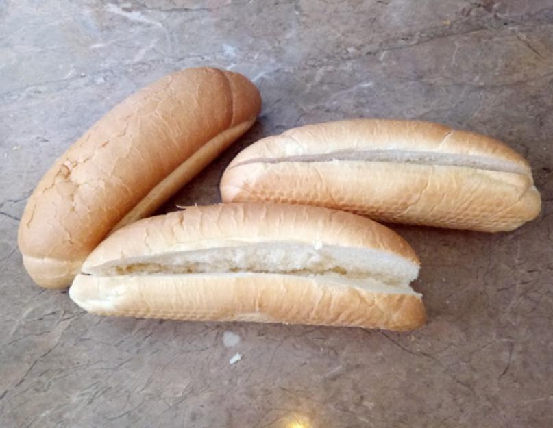 Несдобный пшеничный хлеб. Булка разрезанная. Булочки разрезанные на 4 части. Разрезать булку вдоль. Разрезать булку вдоль.