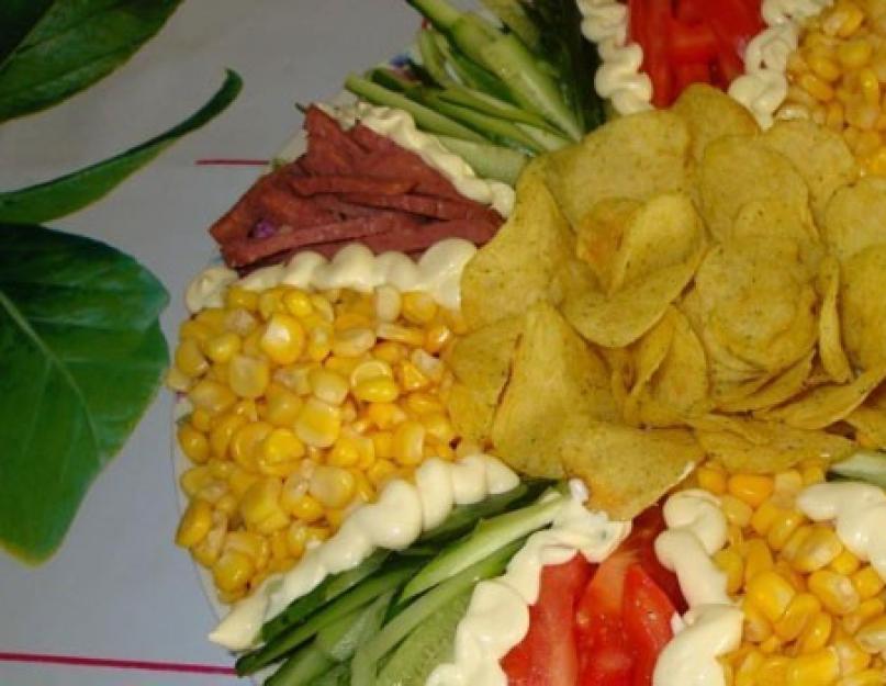  Яркий салат с грудинкой и овощами «Радуга