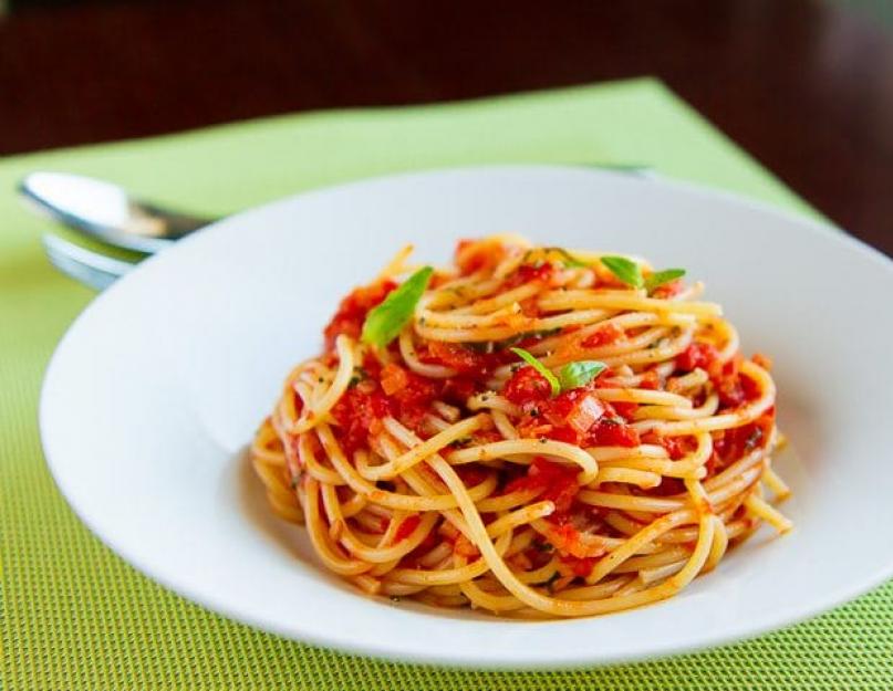 Паста с томатным соусом. Соус для спагетти из помидор