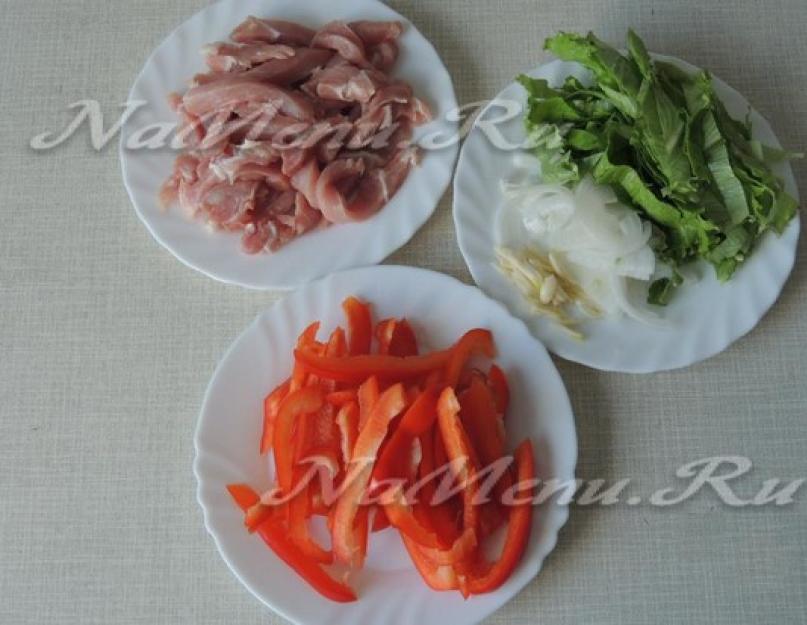 Рисовая лапша со свининой и овощами под соусом терияки. Рисовая лапша со свининой и овощами