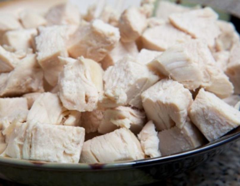 Teneur en calories de la poitrine de poulet bouillie pour 100 grammes.  Teneur en calories de la poitrine de poulet bouillie.  Combien d'énergie le poulet bouilli donne-t-il ?