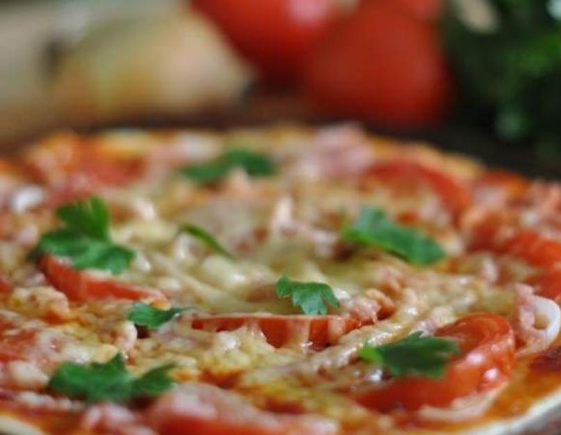 Простой рецепт пиццы в микроволновке. Пицца в микроволновке: рецепты быстрого приготовления. Пицца с копченой колбасой и помидорами
