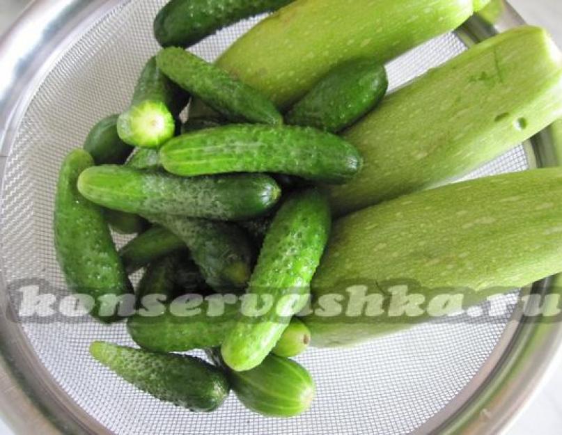 La préparation la plus paresseuse et la plus délicieuse pour l'hiver à base de concombres et de courgettes !  Salade de concombre et courgettes pour l'hiver