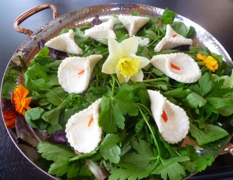 Salade de fleurs de calla.  Salade de poulet, champignons et fromage Calla.  Décoration de table spectaculaire