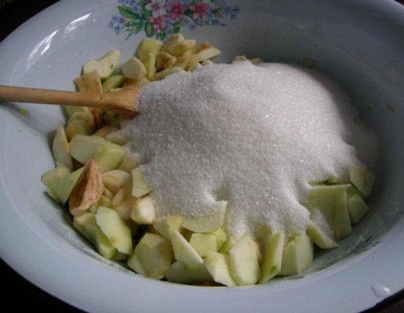 Способы заготовки на зиму яблок для пирогов. Рецепт приготовления классической заправки для пирогов из яблок на зиму. Ингредиенты для заготовки из яблок на зиму «Пятиминутка» для пирогов