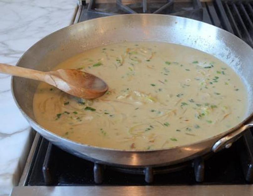 Comment faire une sauce pour poisson rouge.  Sauce à la crème sure au raifort dans un bouillon de poisson.  Sauce épicée pour poisson, recette