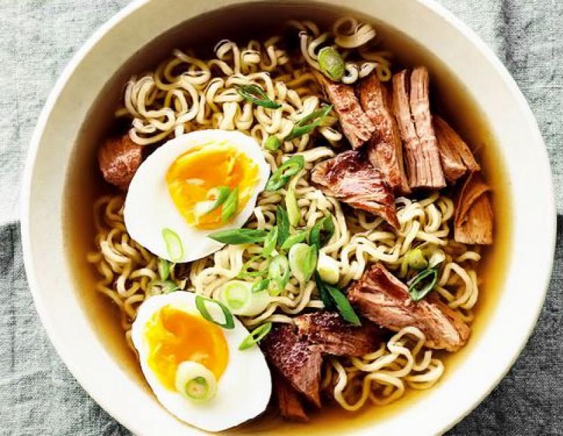 Soupe ramen.  Recettes classiques de nouilles ramen à la maison en japonais et en coréen.  Ramen : recette maison