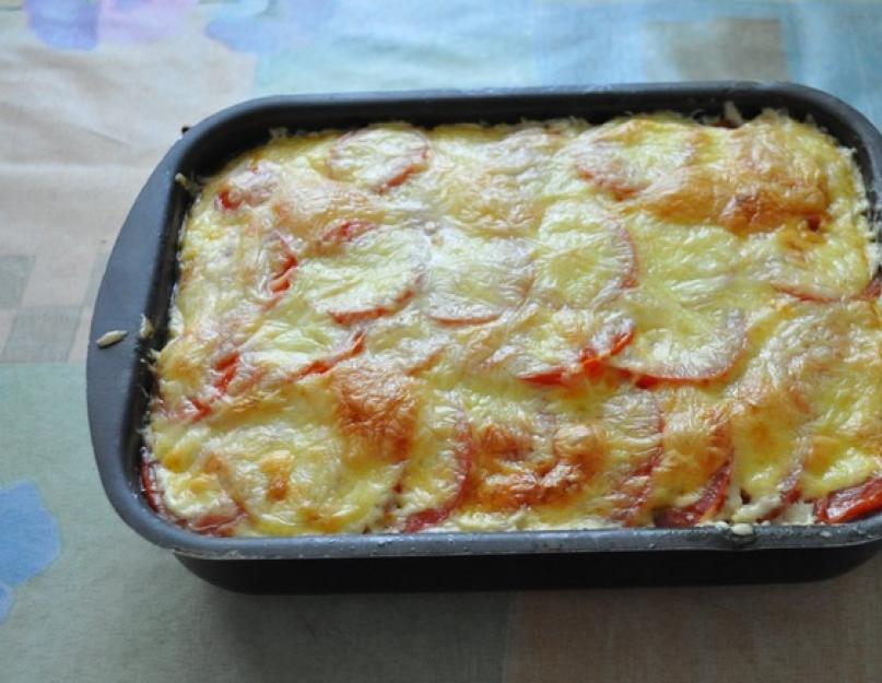 Recette de cocotte de courgettes et viande hachée.  Une simple cocotte de courgettes avec de la viande hachée et des pommes de terre au four.  Casserole de courgettes au four - une recette classique