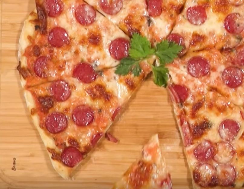 Recepty na chutné a ľahké pizze.  Ako pripraviť a urobiť pizzu doma.  Zemiaková pizza v rúre