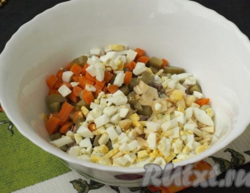 Salade Olivier au boeuf.  Olivier du film « L'ironie du destin, ou bon bain !  Ensemble de produits pour préparer l'Olivier à la viande