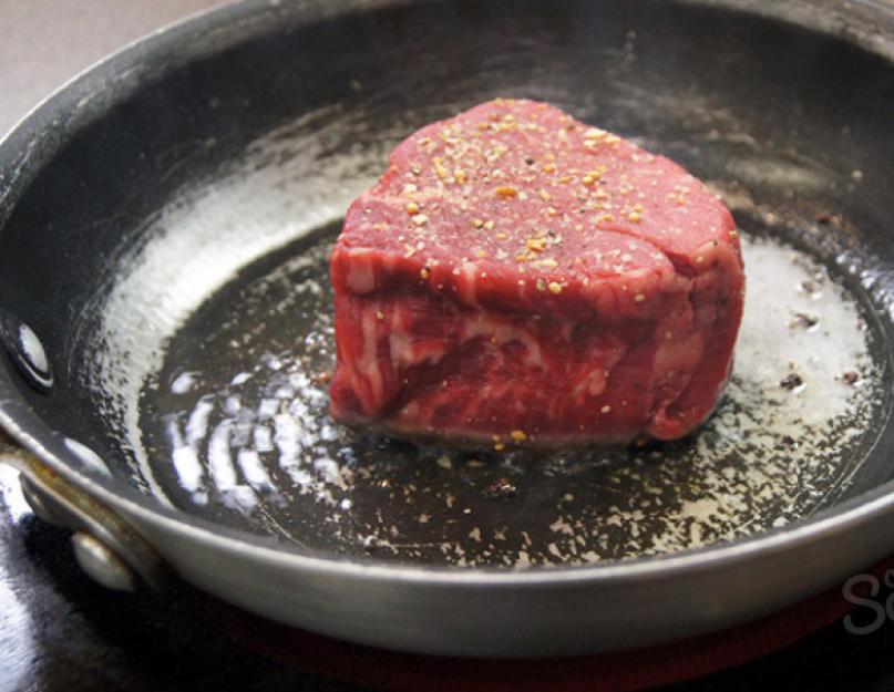 При какой температуре готовить стейк из говядины. Жареный стейк из говядины. Выбор подходящего мяса