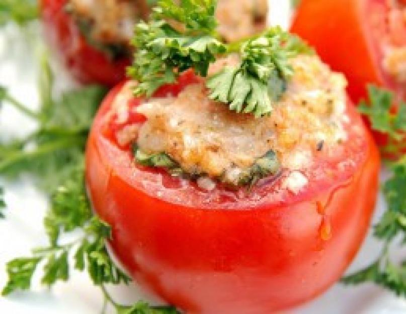 Tomates rellenos de huevo y queso.  Receta de tomates con queso y ajo.