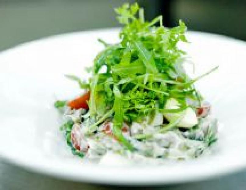 Recette de salade de langue de bœuf aux champignons.  Avec d'autres ingrédients à base de champignons.  La langue de bœuf est un sous-produit précieux