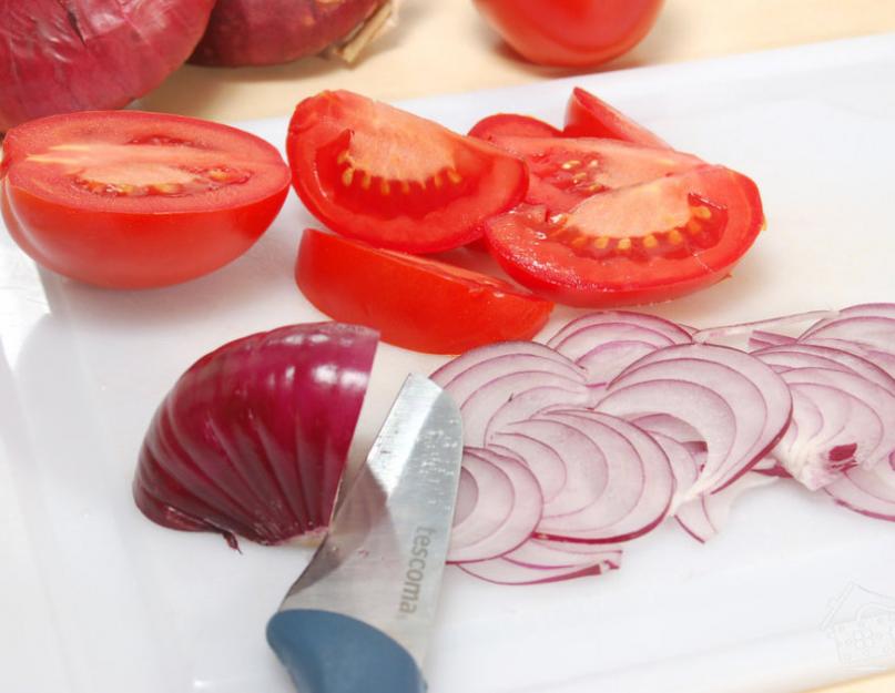Маринованные помидоры с красным луком. Рецепт: Помидоры дольками на зиму - маринованные с луком