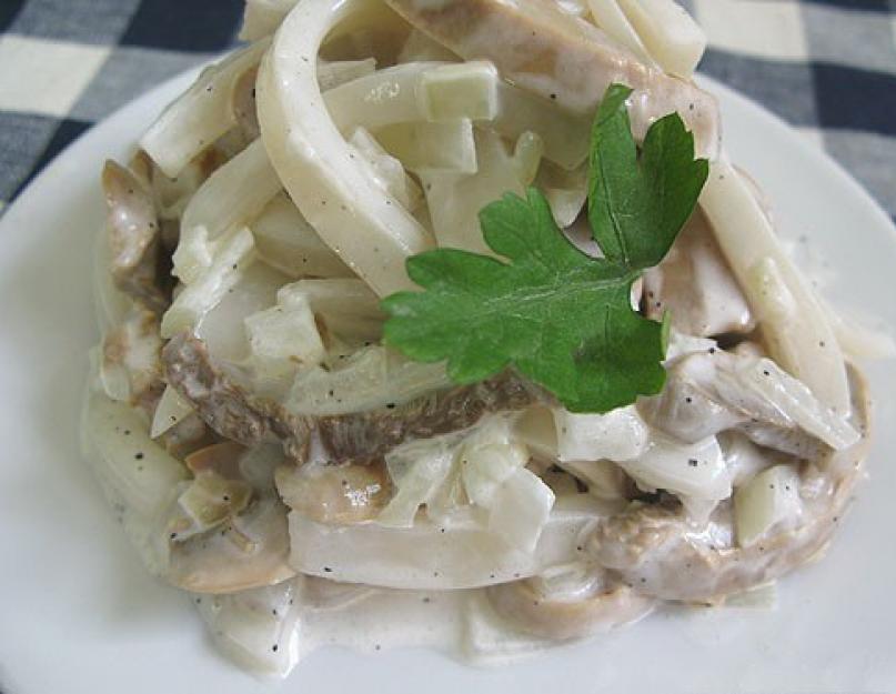 Салат из крабов креветок и кальмаров. Салат из кальмаров с грибами и плавленым сыром
