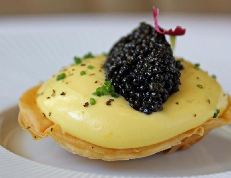 Quelle boisson alcoolisée se marie bien avec le caviar rouge.  La bonne combinaison de caviar et de champagne.  Caviar noir « en exil »