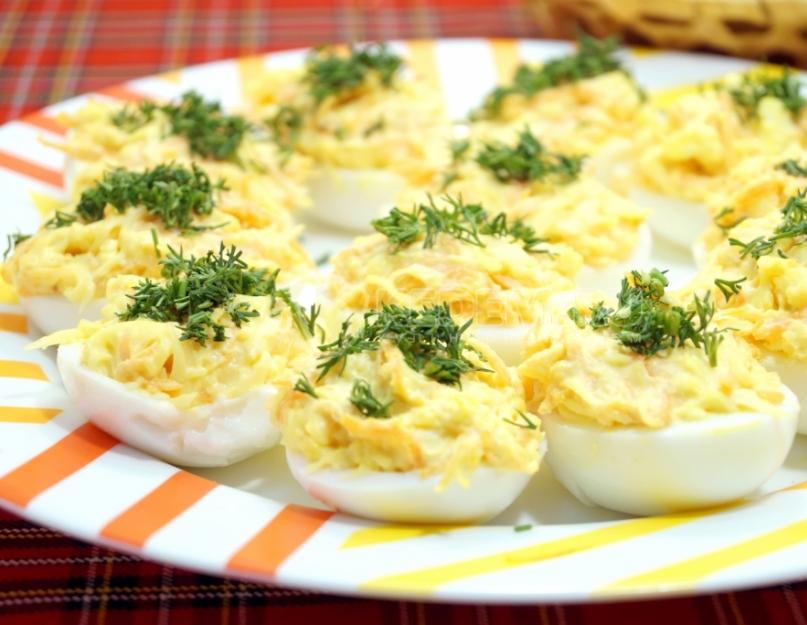 Oeuf fromage ail mayonnaise oeufs brouillés.  La collation populaire la plus abordable est celle des œufs avec du fromage et de l'ail.  Recettes de divers plats à base d'œufs avec du fromage et de l'ail.  Recette d'œufs farcis au fromage