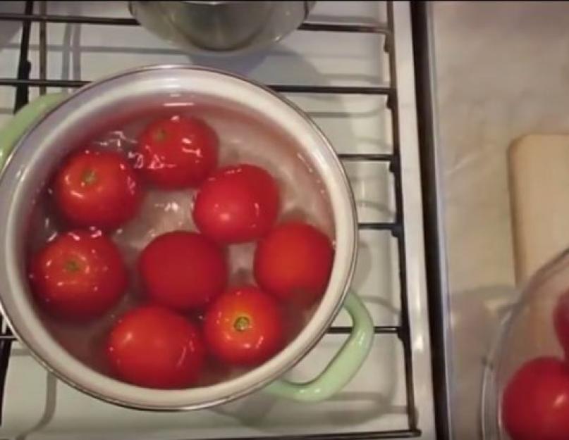 Рецепт: помидоры в собственном соку. Засолка помидоров в собственном соку: отзывы. Заготавливаем на зиму помидоры, консервированные в собственном соку (ну просто пальчики оближете)