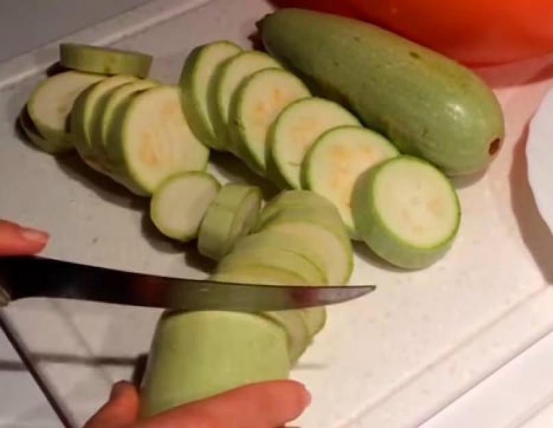 Жареные кабачки с чесноком - рецепты с фото. Как пожарить кабачки на сковороде с майонезом или помидорами. Жареные кабачки с чесноком и зеленью