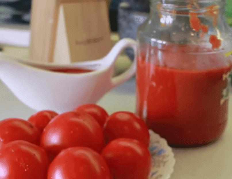 Ketchup maison à base de tomates, oignons et pommes.  Ketchup fait maison à base de tomates mûres - vous n'aurez qu'à vous lécher les doigts !  Délicieux ketchup maison à base de tomates, poivrons et oignons