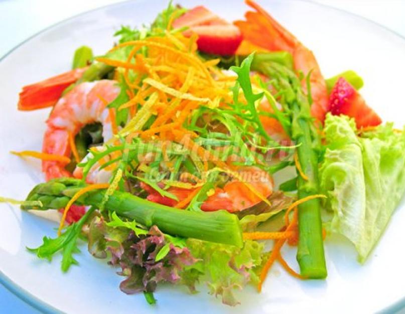 Рецепты приготовления блюд из сырых овощей. Легкий салат из сырых овощей. Все продукты для салатов, особенно овощи и фрукты, измельчают непосредственно перед приготовлением салатов, так как при хранении в измельченном виде они теряют свою питательную ценн