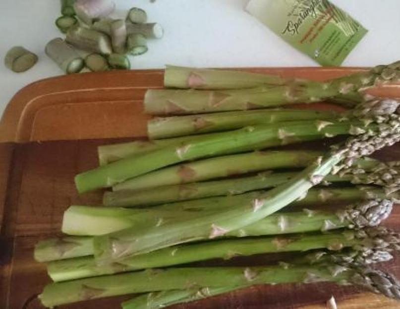 Recettes d'asperges au four.  Asperges au four.  Comment faire cuire des asperges à l'ail au four