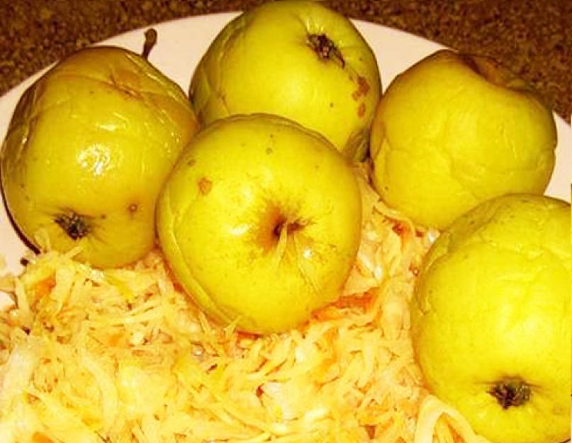 Pommes marinées à la maison : des recettes simples.  Pommes Antonovka trempées avec de la paille de seigle dans des fûts en plastique ou dans un seau.  Recette de Pommes trempées maison à la farine de seigle