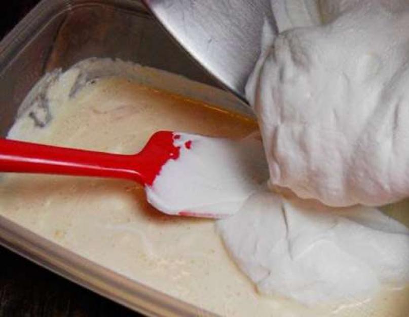 Crème pâtissière protéinée.  Décorer le gâteau avec la crème aux blancs d'œufs.  Comment décorer un gâteau avec une crème protéinée moelleuse