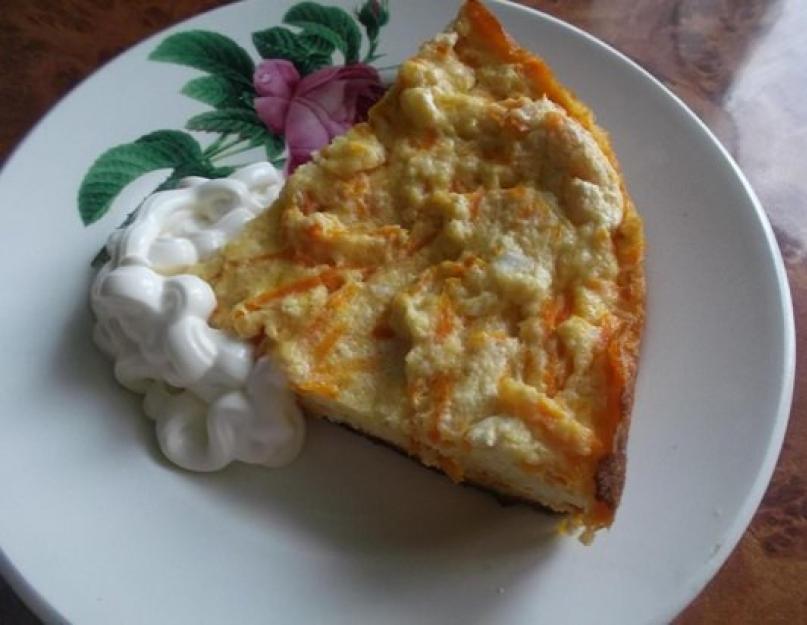 Casserole de carottes et de pommes au fromage cottage dans une mijoteuse.  Casserole de carottes et de caillé dans une mijoteuse