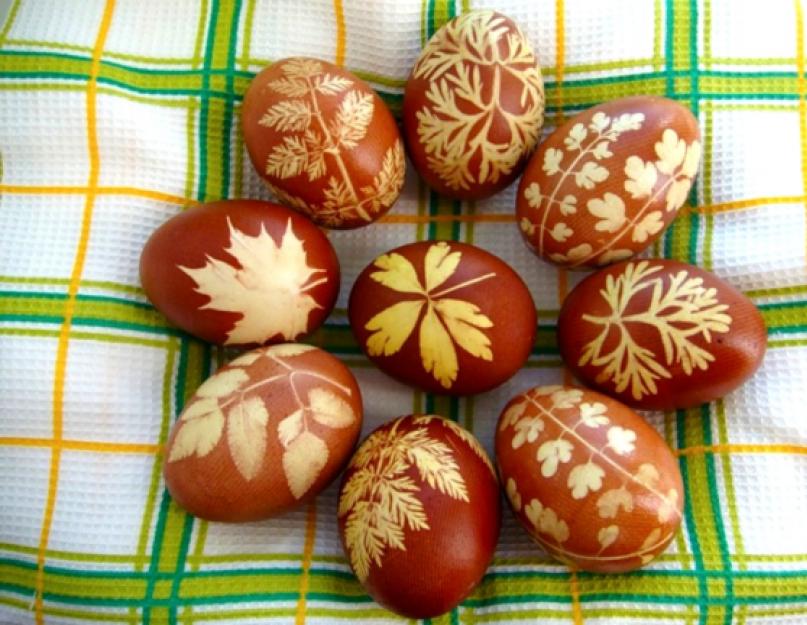 Окрашивание яиц луковой шелухой от красного лука. Крашеные яйца “в крапинку” или пестрые яйца. Трафарет для окрашивания из листьев