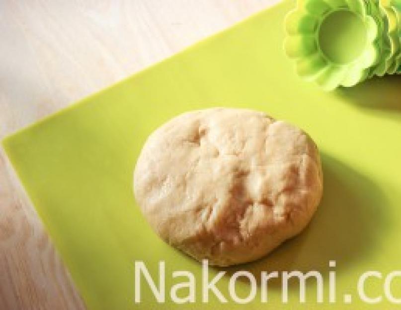 Paniers de pâte sablée fourrés au caillé.  Paniers à gâteaux avec crème caillée.  Panier à gâteaux à la maison