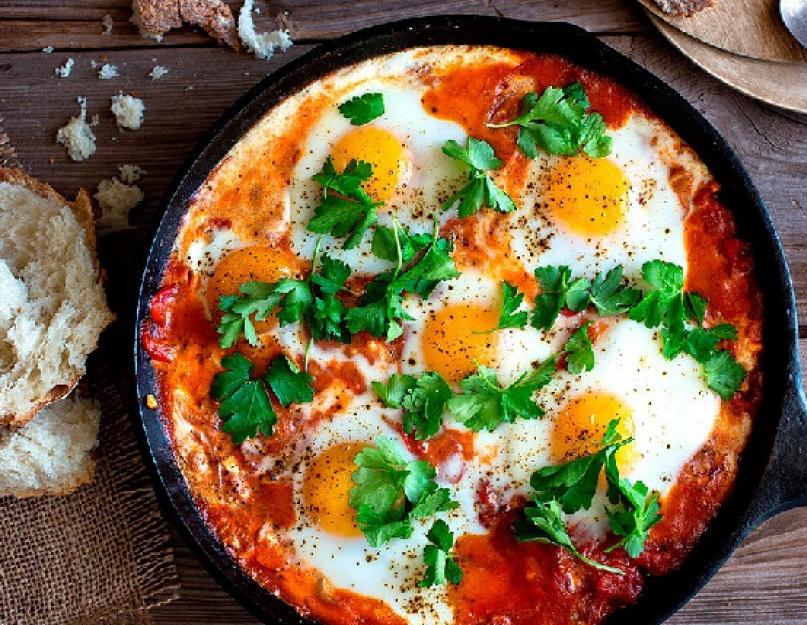 Comment faire frire des œufs brouillés avec des tomates.  Œufs brouillés aux tomates et oignons.  Tout ce qui est ingénieux est simple.  Comment servir au petit-déjeuner