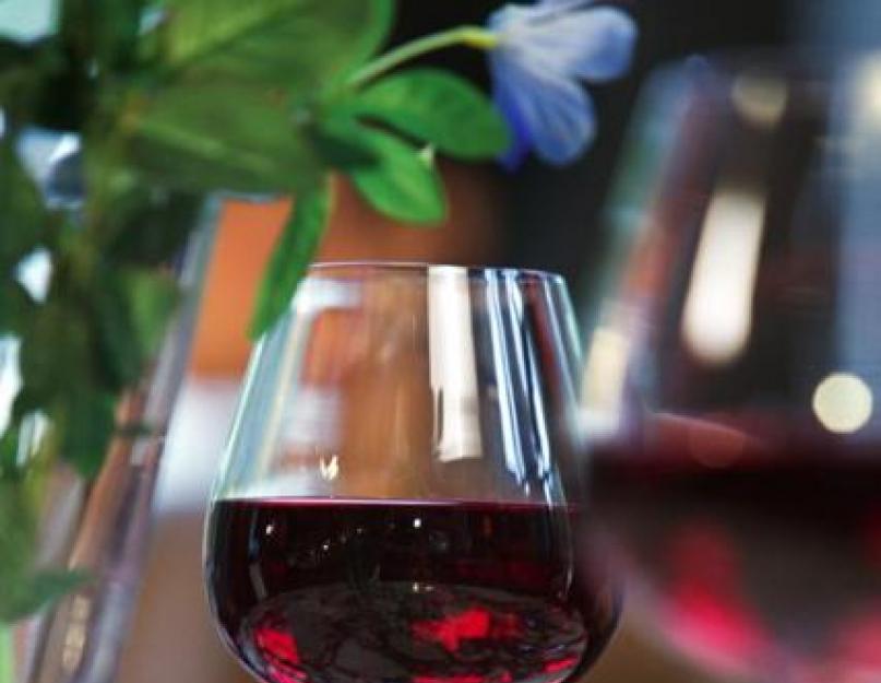 En quoi les vins rouges sont-ils différents ?  Réduire les lésions cérébrales après un accident vasculaire cérébral.  Voici trois bienfaits importants du vin sec pour la santé.