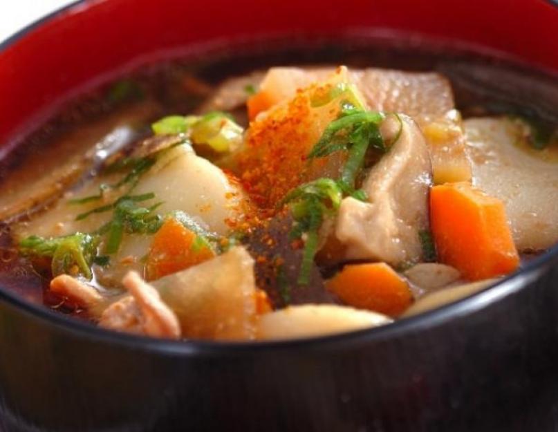 Вкусная уха из красной. Рыбный суп. Красивый суп. Готовка рыбного супа. Суп рыбный из семги.