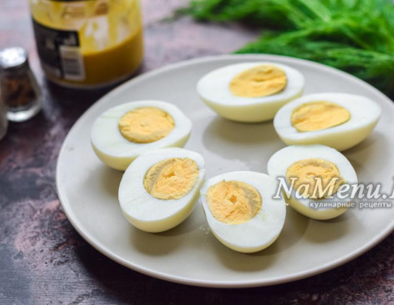 Яйца фаршированные плавленным сыром и чесноком. Фаршированные половинки яиц с сыром и чесноком. Яйца с сыром и чесноком в помидорах запечённые в духовке
