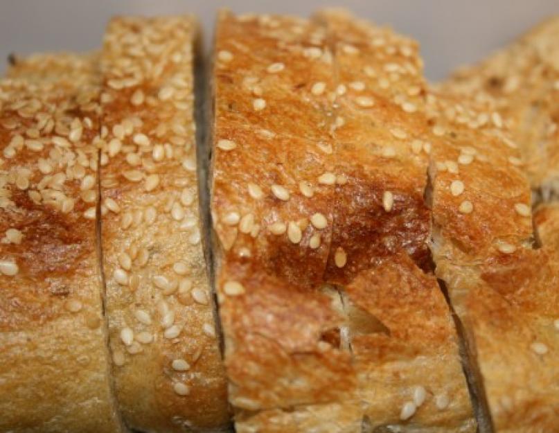 Biscottes au four avec assaisonnement.  Craquelins sucrés de pain blanc au four.  Salé au four