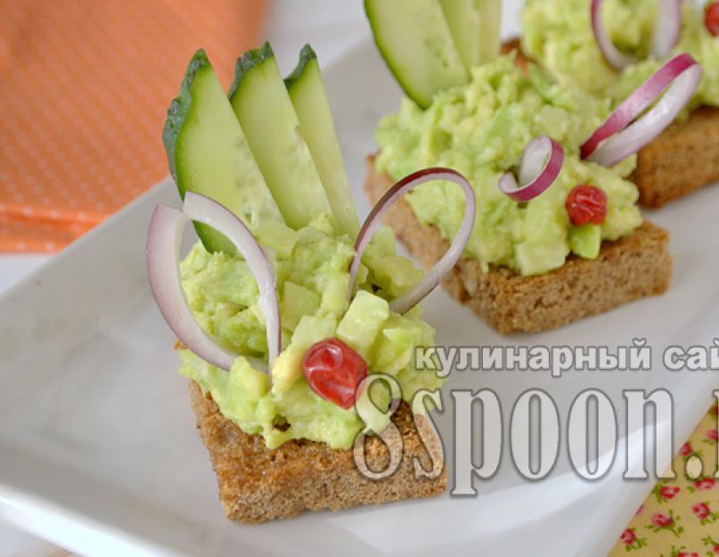 Les canapés au caviar sont de délicieuses entrées pour un buffet.  Sandwichs-canapés au caviar rouge.  Ingrédients pour canapés au saumon et à l'avocat