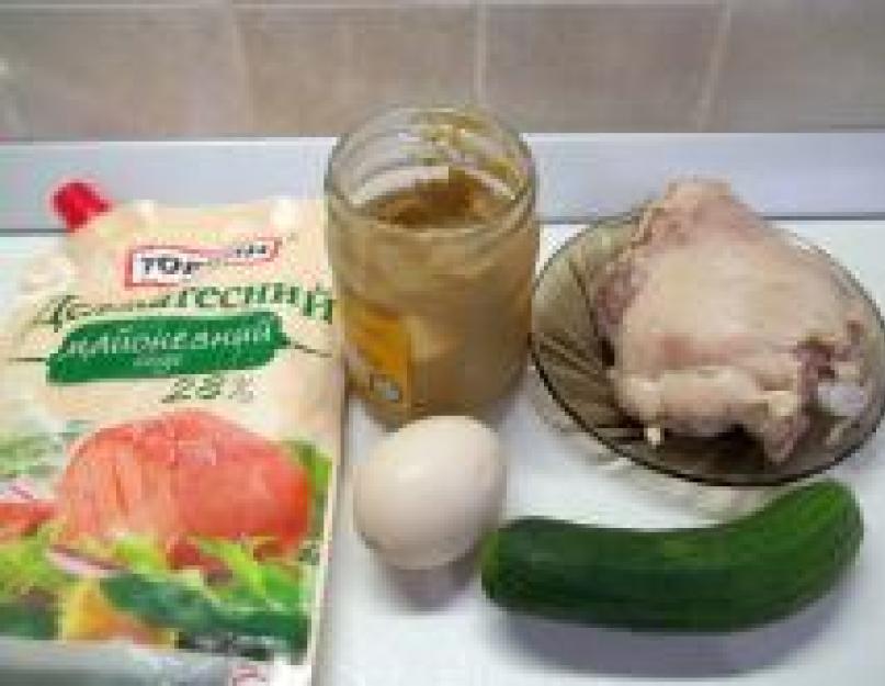 Салат из куриного филе и огурцов. Салат с курицей и огурцом. Куриный салат с маринованными огурцами