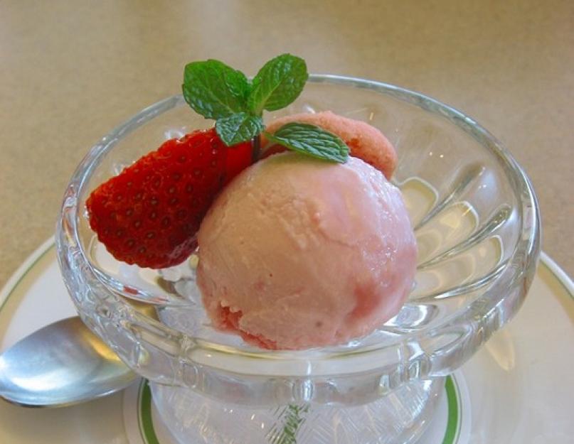 Glace maison à base de fraises surgelées.  Comment faire de la glace à la fraise à la maison pour plaire aux enfants et aux adultes