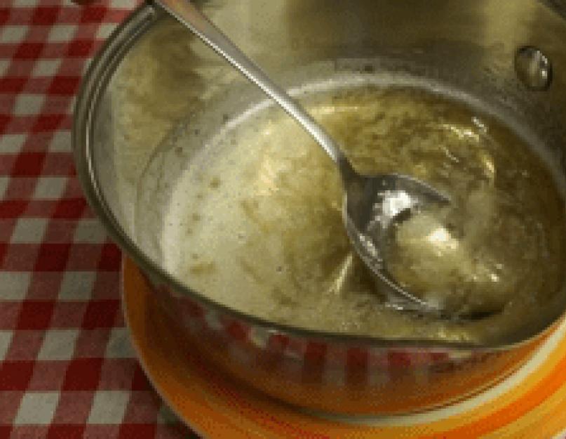 Glaçage délicieux et fort pour les gâteaux de Pâques.  Glaçage pour gâteaux de Pâques qui ne s'effrite pas