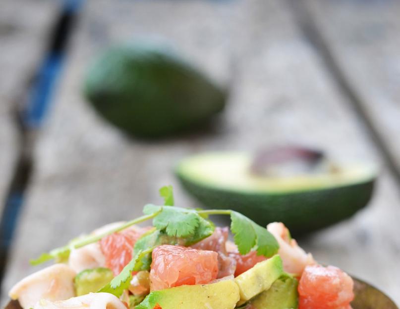 Salade à l'avocat et au fromage.  Une combinaison neutre d'avocat et de fromage dans les salades.  Salades avec d'autres fruits et baies