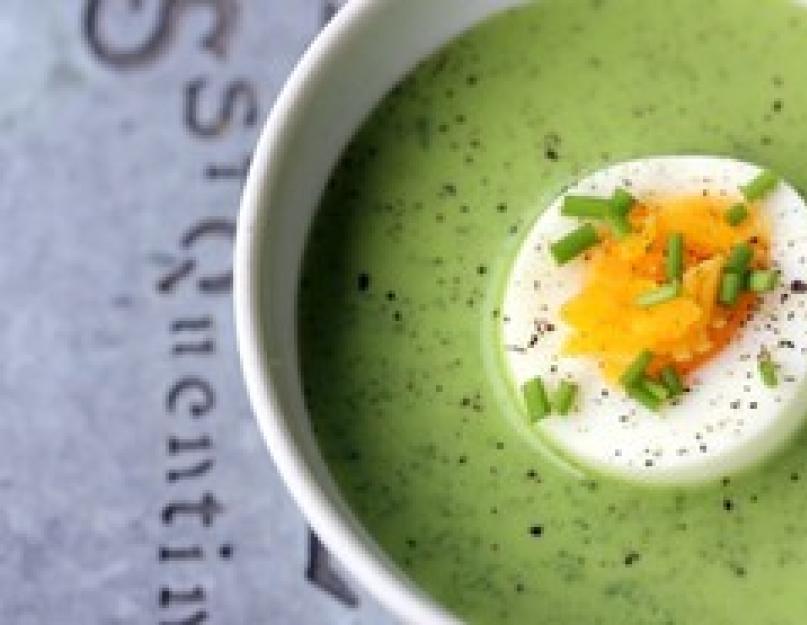 Le nom est soupe à la purée d’épinards verts.  Chorba aux épinards et boulettes de pommes de terre.  Soupe de légumes dans un multicuiseur « Enfants »